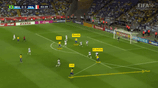 Ronaldinho Gaúcho de costas para o gol, fazendo o pivô